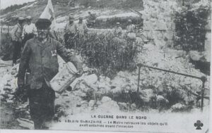 Texte de la carte postale de 1915 : A Ablain Saint Nazaire, le maire retrouve les objets qu'il avait enterré avant l'invasion
