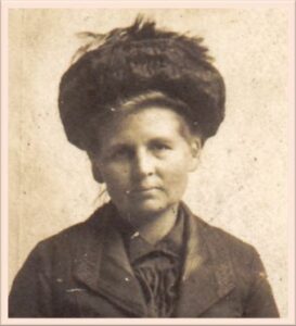 Mémère Monie [Léonie Marie Joseph BECQUART], épouse de Joseph [Nicolas Laurent] LHERBIER avec les 3 enfants nés alors : Edwige [Marie Joseph] LHERBIER ta grand-mère, née en 1905 Serge LHERBIER, né en 1912 Isbergues LHERBIER née en 1909 Photo prise sans doute en 1915 ou 1916 pour envoyer à Joseph [Nicolas Laurent] LHERBIER alors sur le front en Salonique. (Source : lettre de Geneviève L. à Cécile B.)